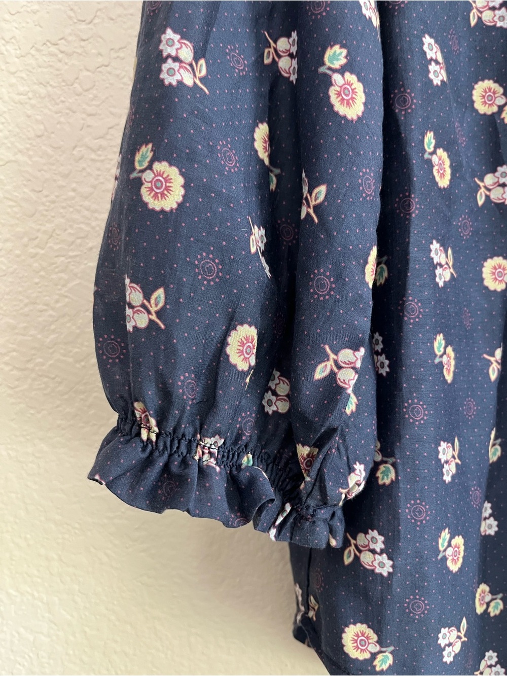 M.A.B.E Dulce Top Navy Blue Floral Button-Front Blouse size small - Picture 5 of 8